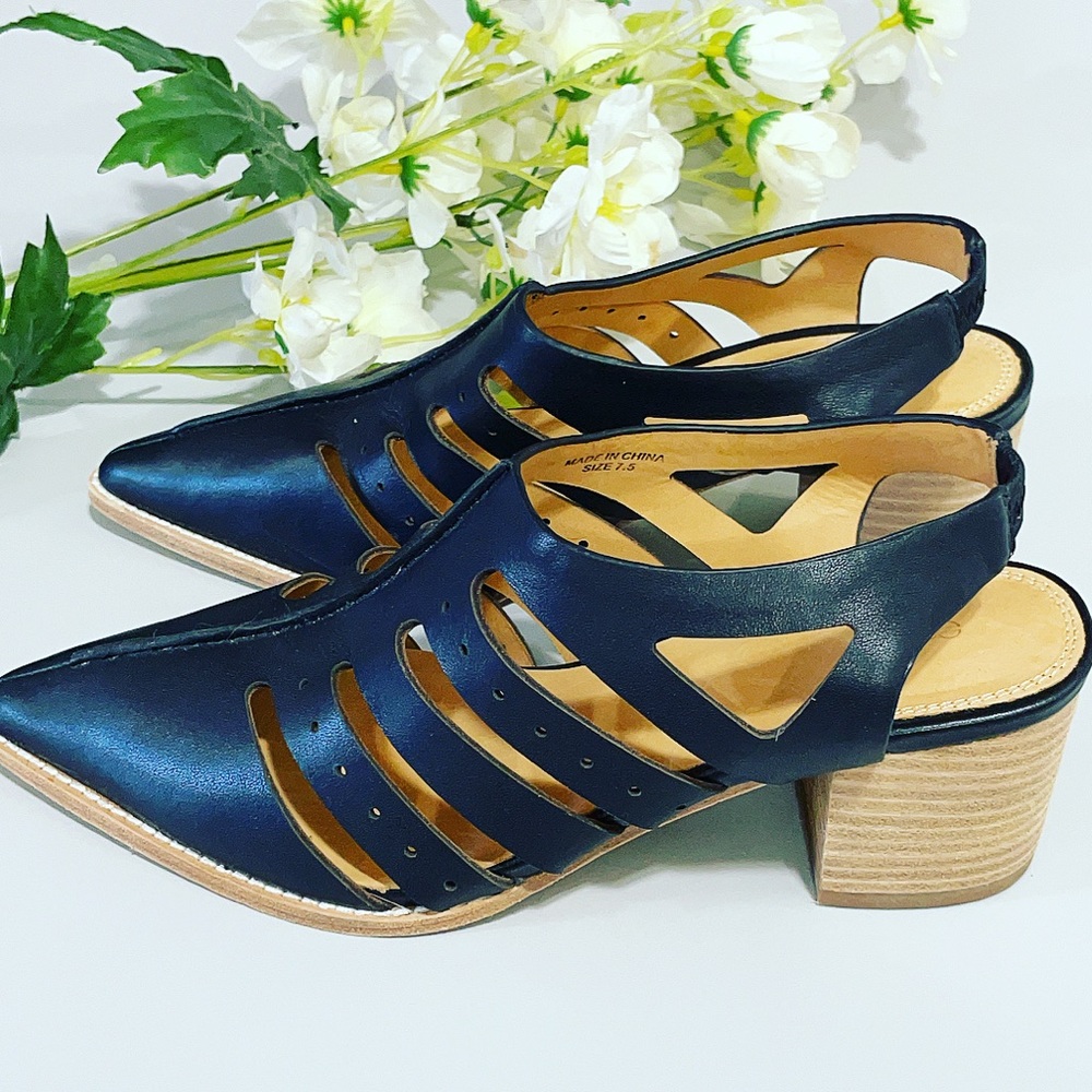 Bill Blass Tracey Leather Ankle Booties